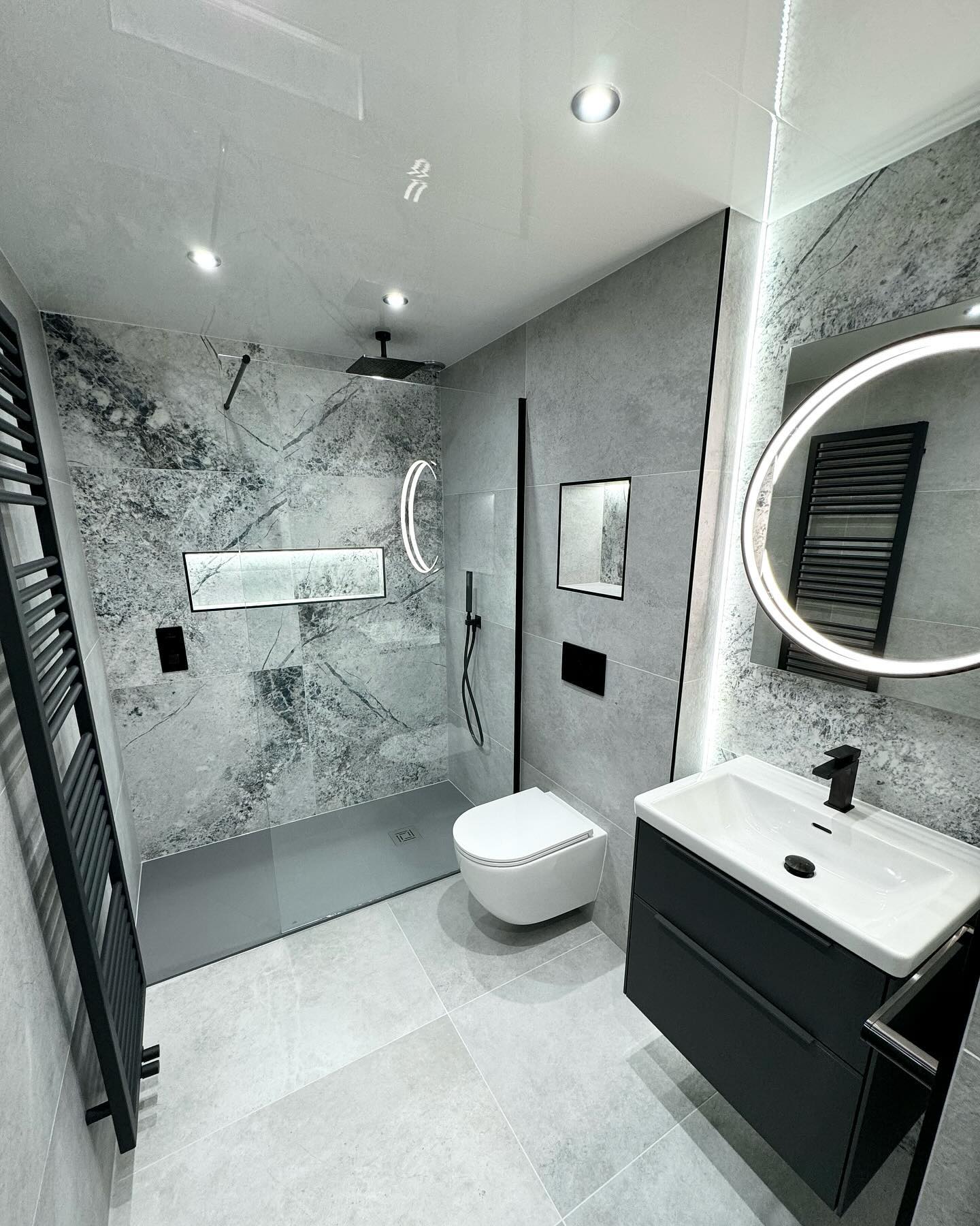 23. the Fusion Of Glass and Stone: a Walk-in Shower with a Boulder Bench and Mosaic Accents