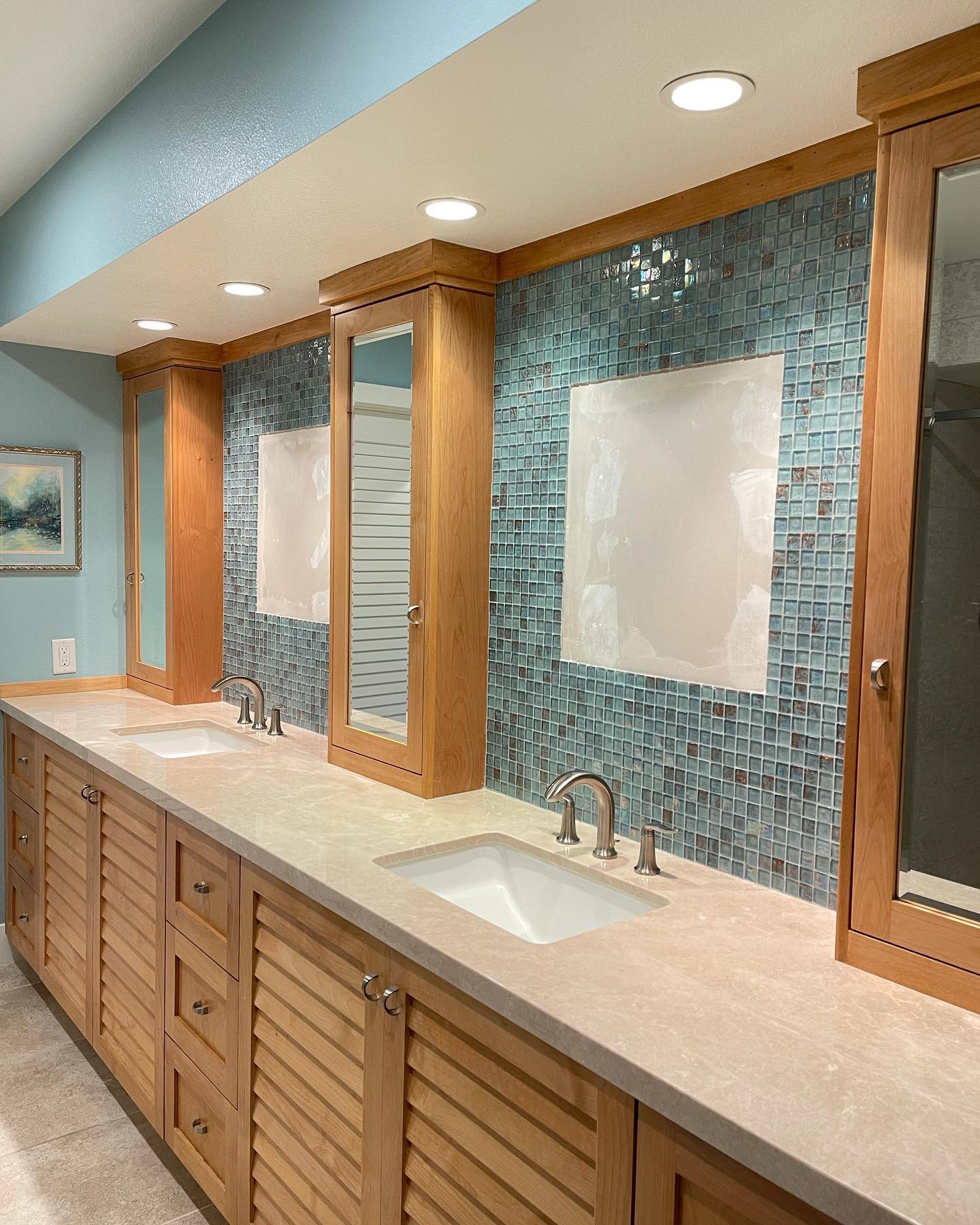 7. Sunlit Serenity: Golden Mosaic and White Quartz Fusion