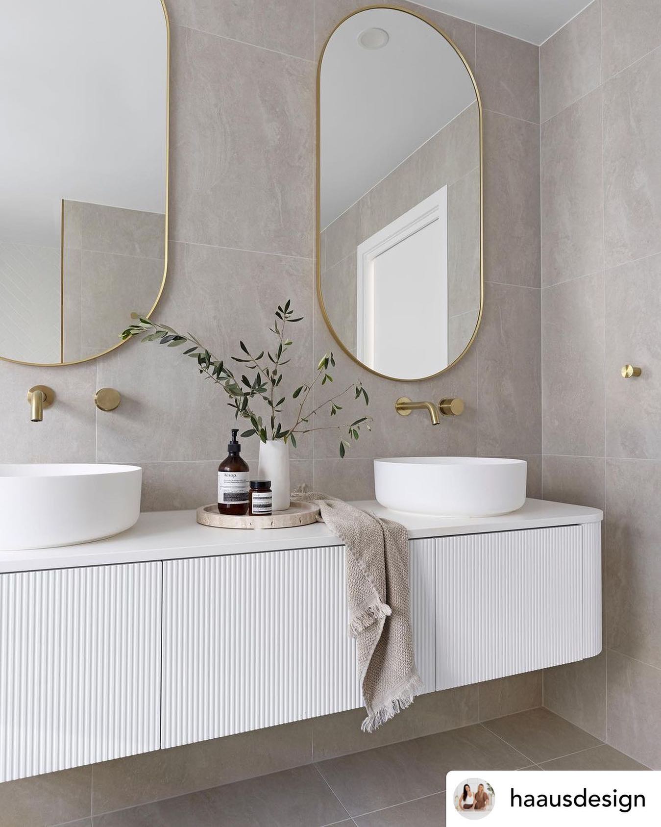 16. Aloe Vera and Amber Glass on Marble: the Zen Minimalist Bathroom Counter