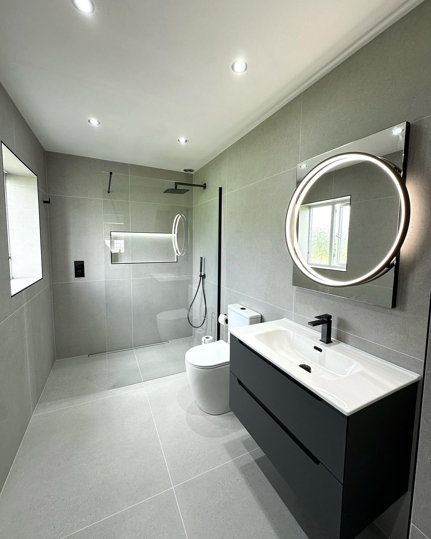 1. Moonlit Marble Mosaic: a Walk-in Shower with a Celestial Touch