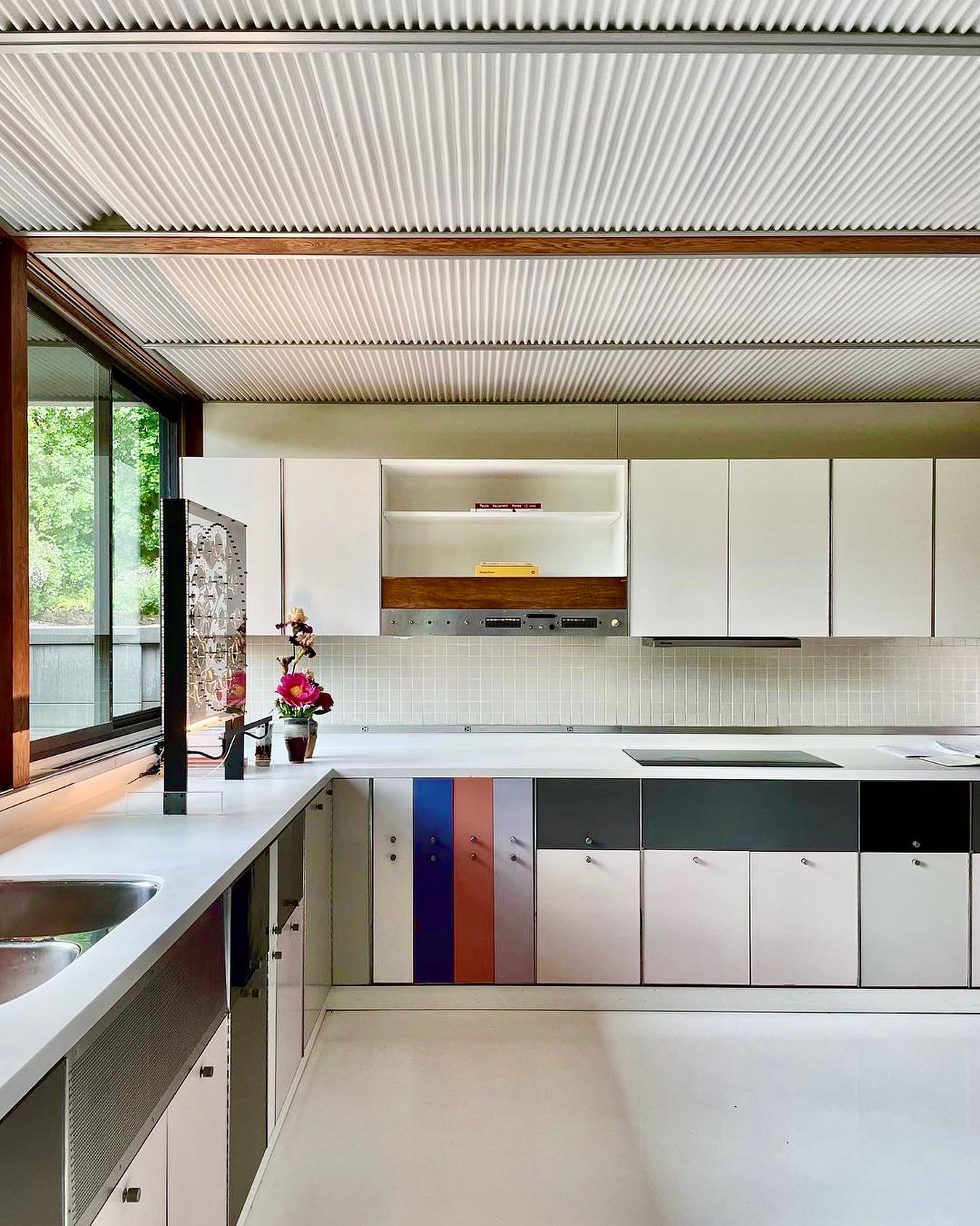 3. Retro Waves and Atomic Dots: the Mid-century Kitchen with a Playful Twist