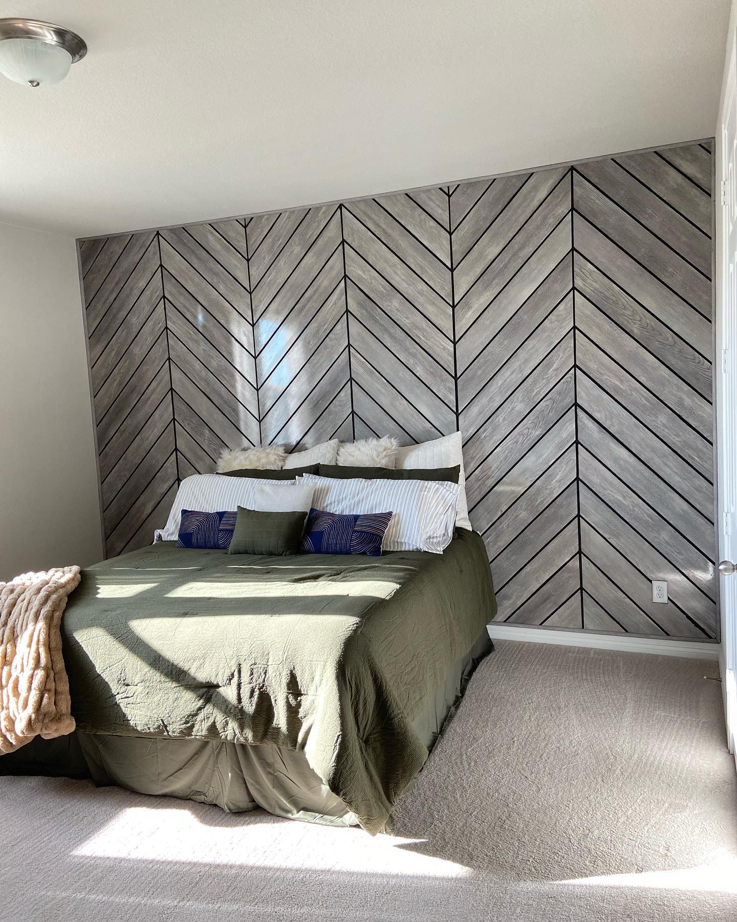 9. Velvet Plum and Gold Foil Accent Wall with Geometric Elegance