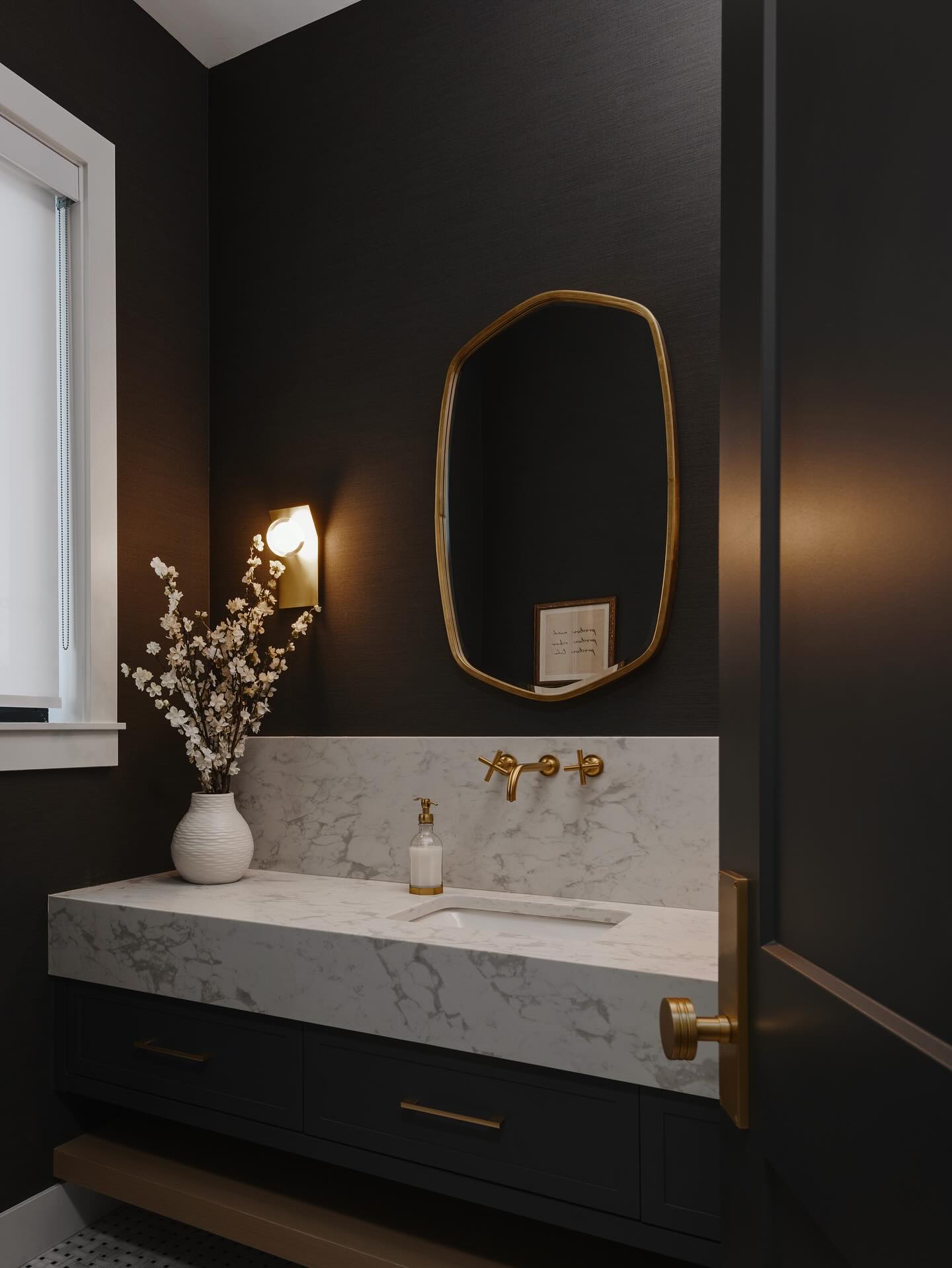 20. the Delicate Dance Of Dried Lavender and Vintage Vanity Mirrors