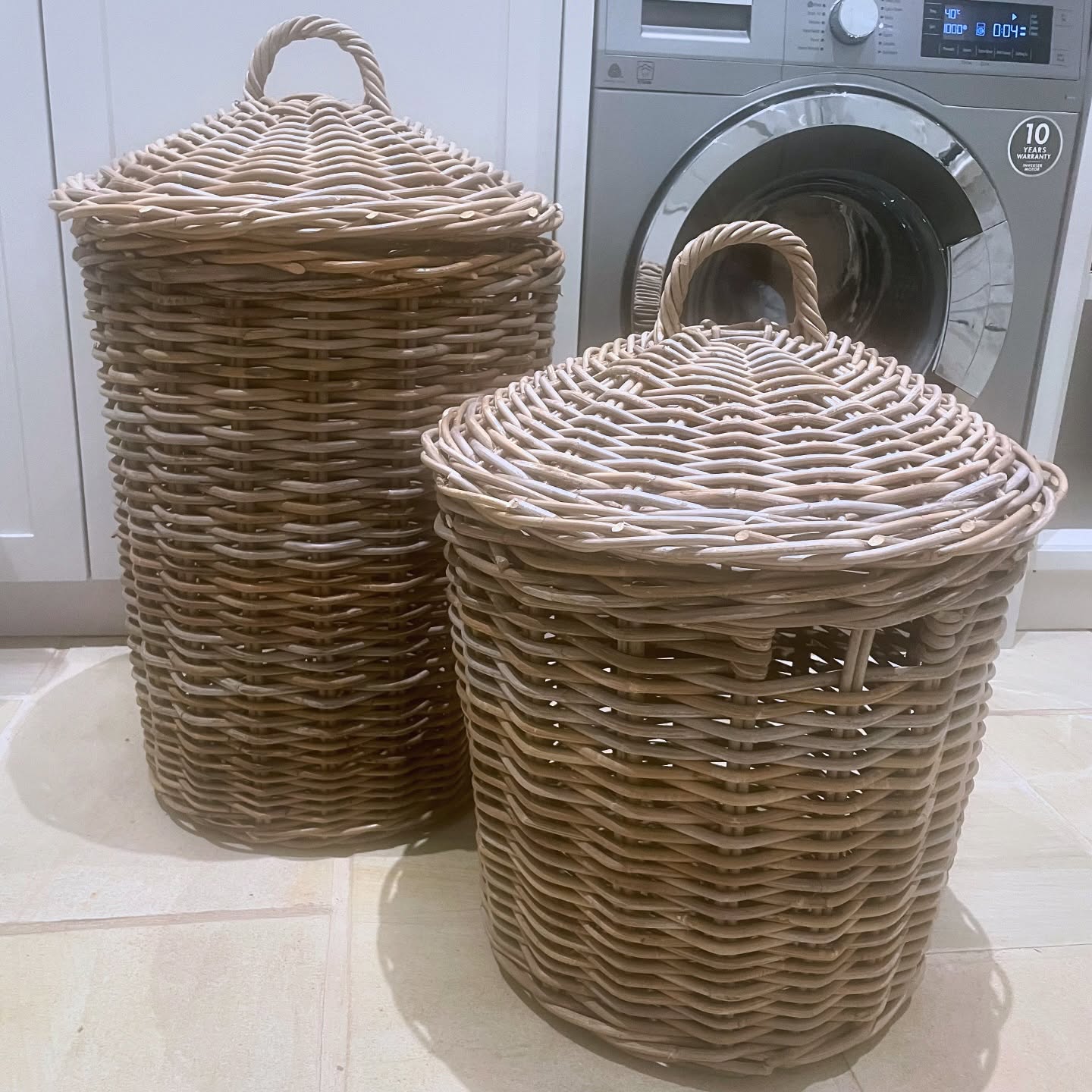 16. the Woven Willow Basket with Wooden Lid and Towel Rack Combination