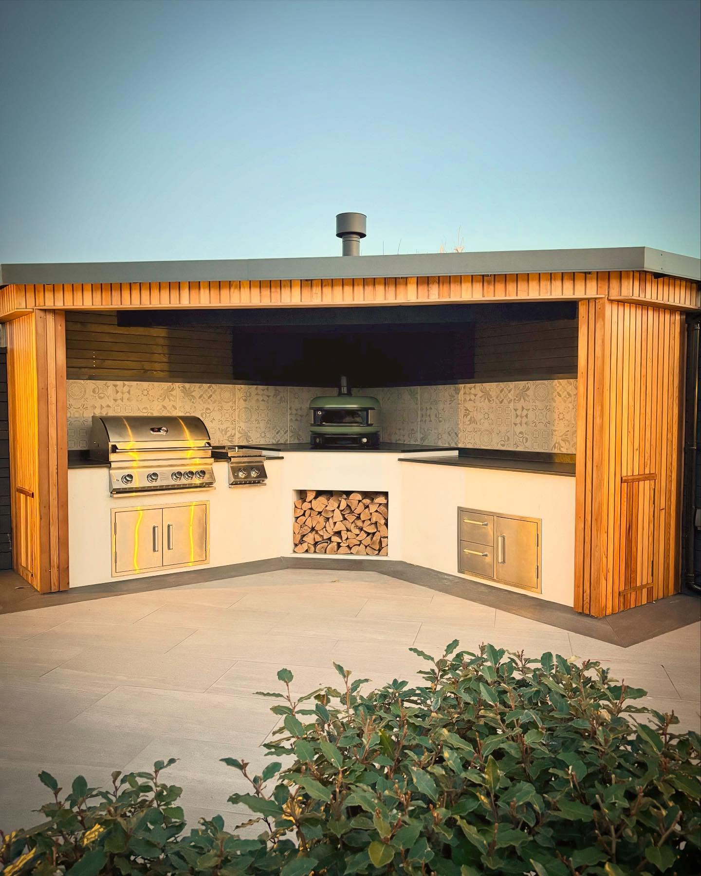 4. the Corrugated Metal and Mosaic Tile Fusion Outdoor Kitchen