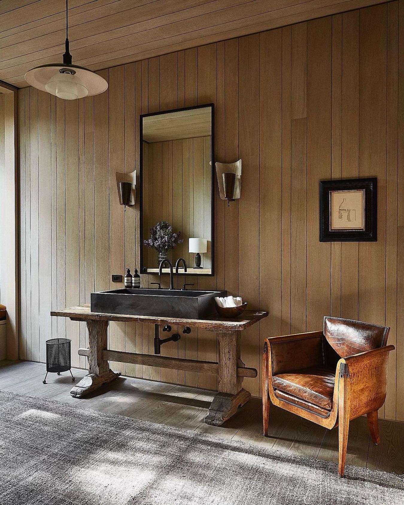 16. the Antique Gold Mirror Reflecting Vintage Charm with Modern Elegance