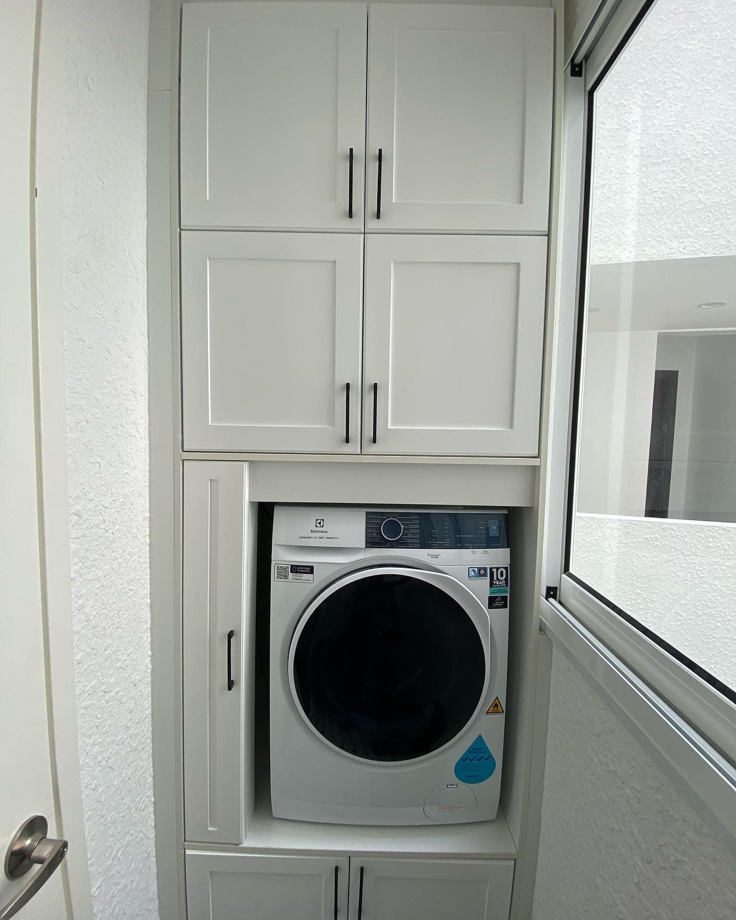 19. the Interlocking Lattice Door Laundry Cabinet with Turquoise Accents