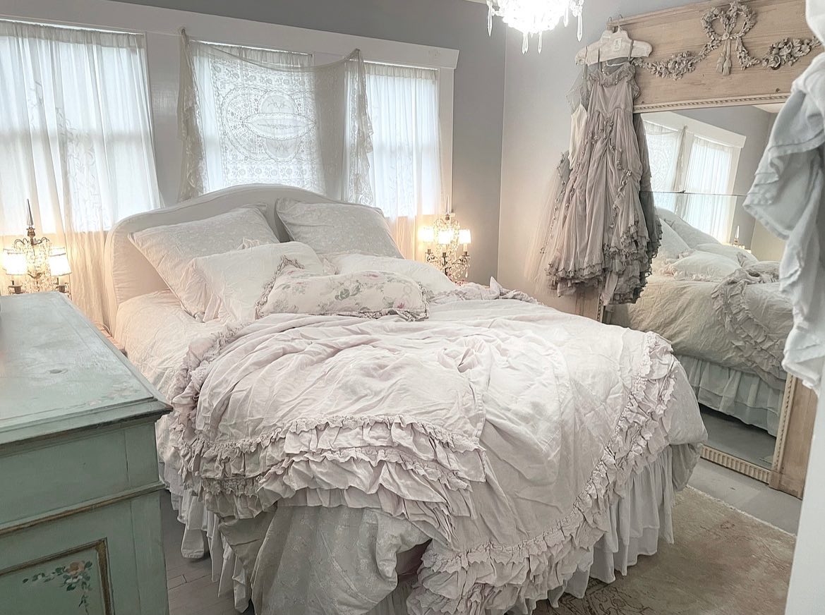 14. Soft Lavender Glow with Vintage Charm: a Canopy Bed In a Cozy Nook