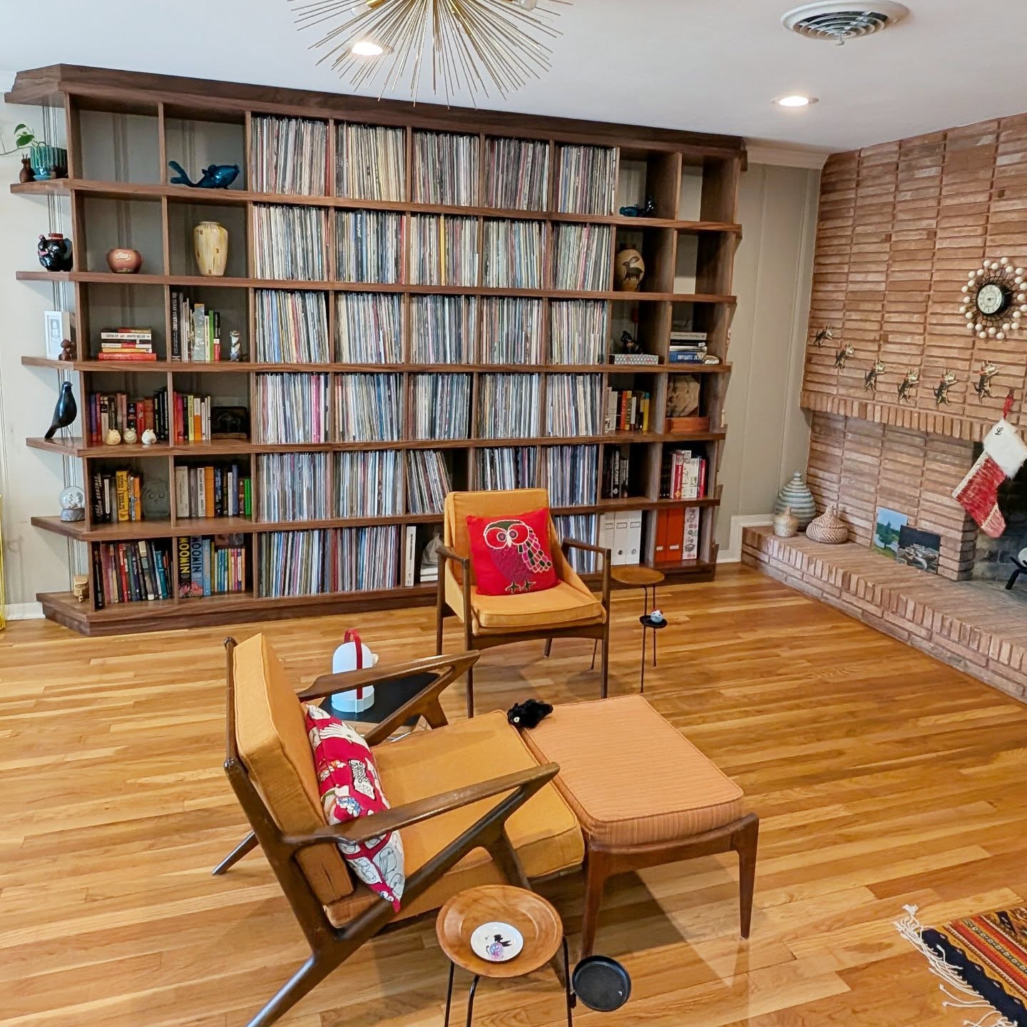 16. Velvet-covered Bookshelves with Geometric Art Fusion: a Living Room Revolution