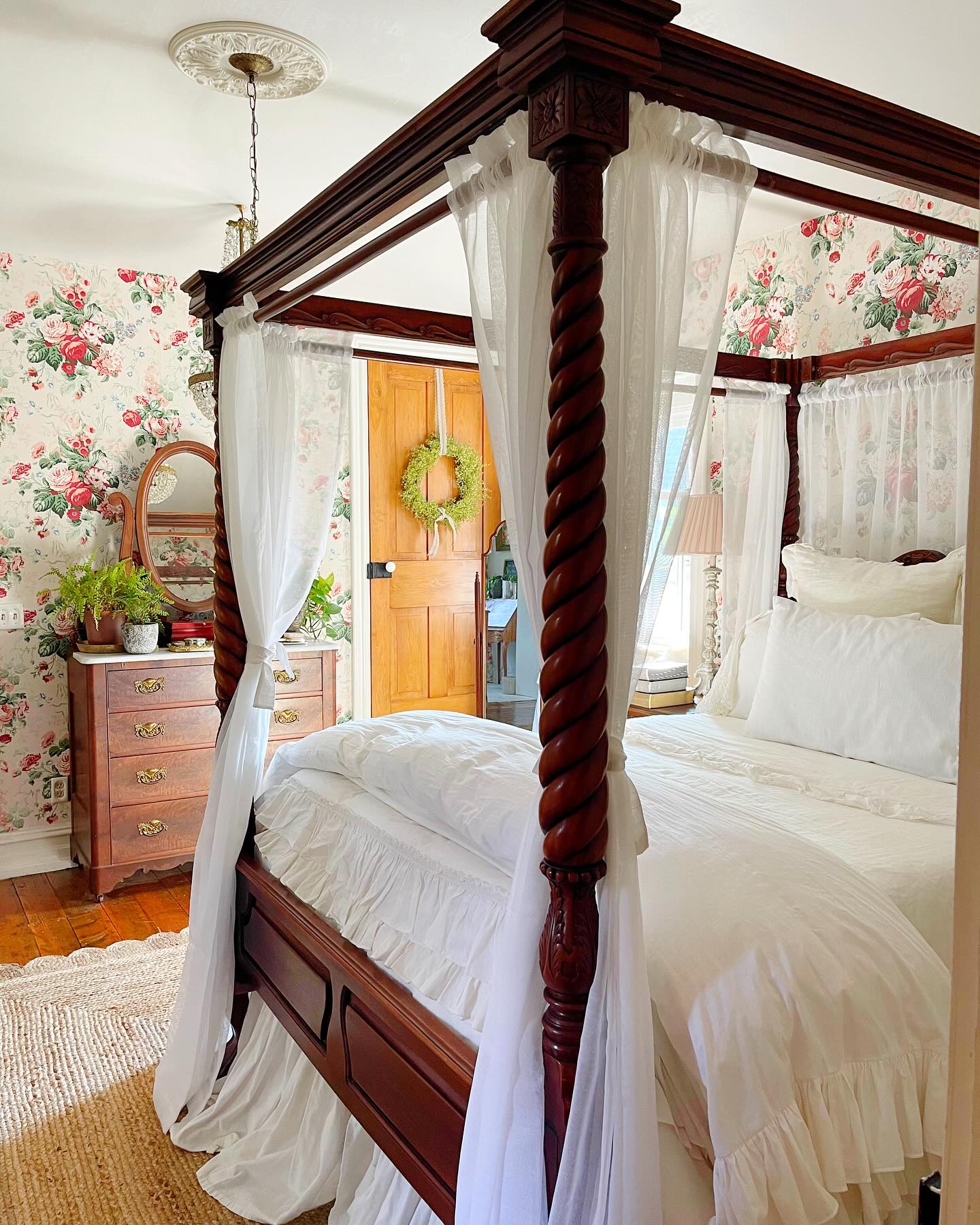 13. a Canopy Of Roses and Velvet: the Intimate Nook Bedroom