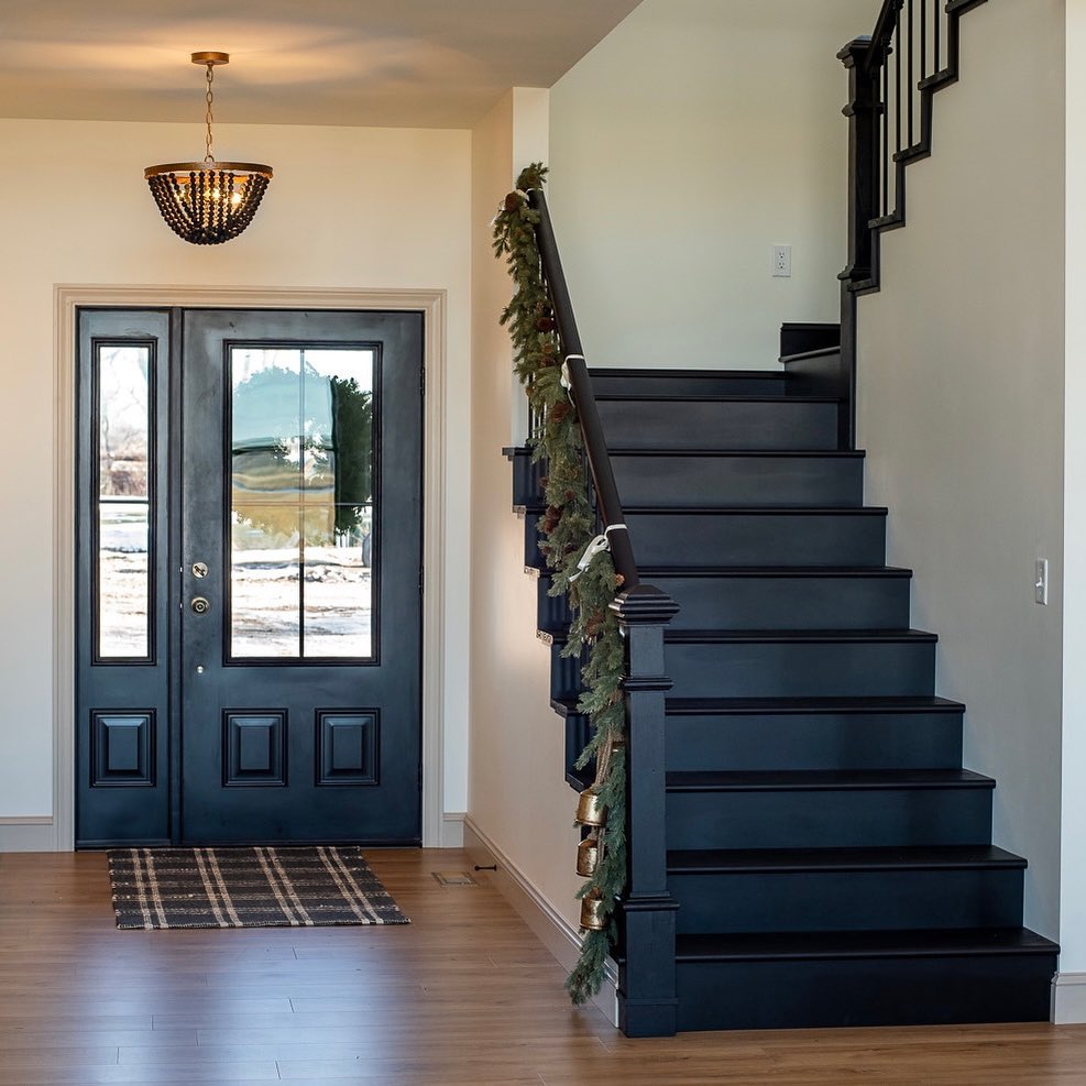 4. Rustic Charm with Industrial Edge: Exposed Bulbs and Shiplap Accents